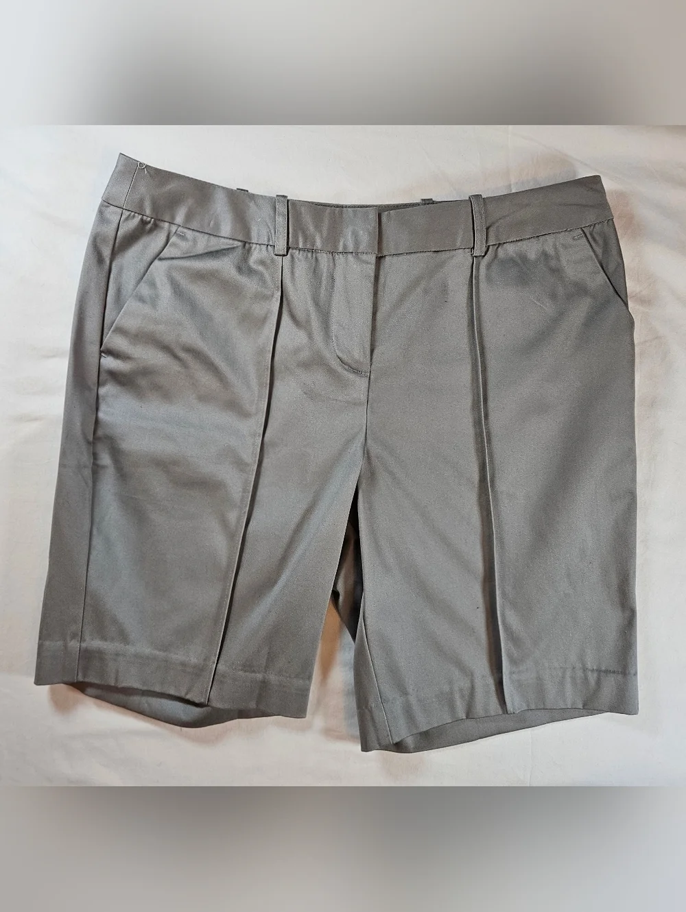 NWT Worthington Womens Petite Gray Modern Fit Bermuda Front Pleat Shorts Size 4P